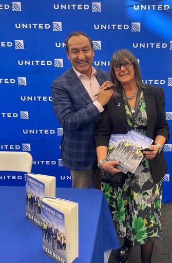 al_pact's tweet photo. Former CEO Oscar Munoz having a book signing at LAX. Customers and employees enjoyed having a little chat. #GLTW #united #turnaroundtime @united @mcgrath_jonna @KimberlyChiu_UA @Glennhdaniels @DorisGunnell @JoLAXtheBrit1 https://t.co/dHUEfFWF6F