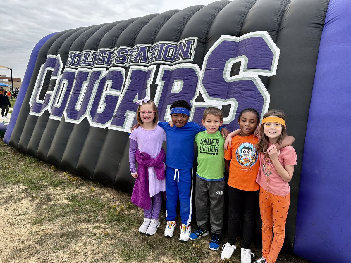 RiverBendElem's tweet photo. The future is bright for @CSISDAthletics with these future athletes. Thank you to @ConsolFootball &amp; @TheCougarWay for use of their inflatable tunnels. Our Bears loved them! #WeAreRiverBend #SuccessCSISD #FunRun2023 https://t.co/sy690Cz8JV