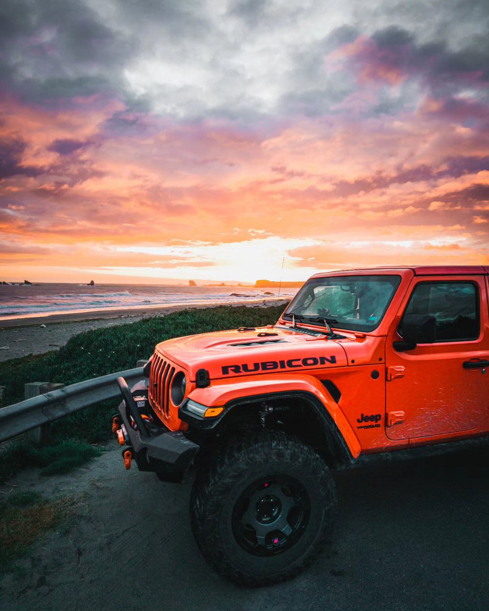 That time we watched the sun set over the Pacific Ocean at Crescent City. 🤩 #jeepphotography #sunsetlover #jeepwrangler #adventureanywhere #norcal #calivibes