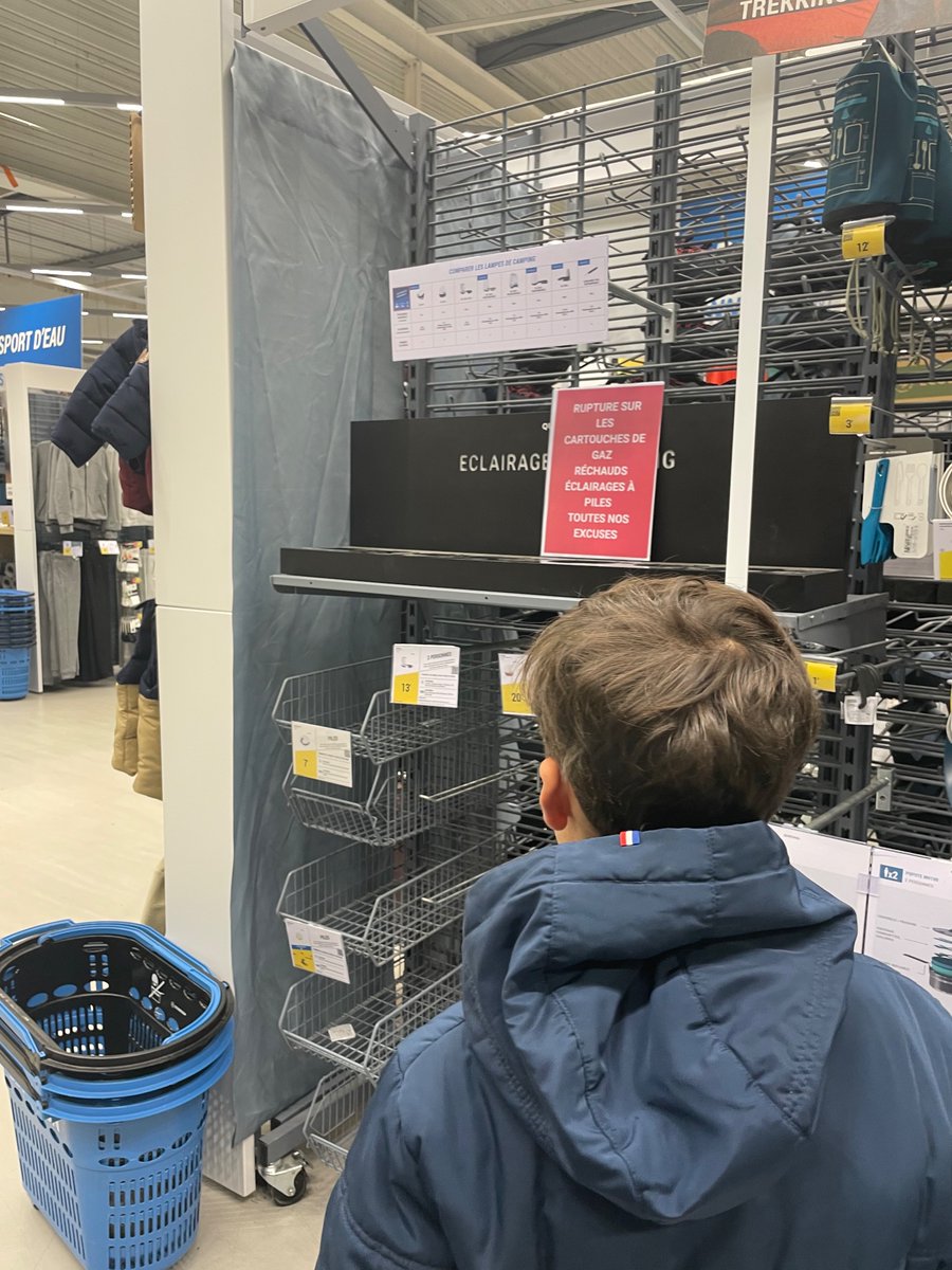 Diaoulic's tweet photo. Tempête #Ciaran J+2 : les rayons bougies et lampes de camping pris d’assaut… https://t.co/f6qXIFd8Ha