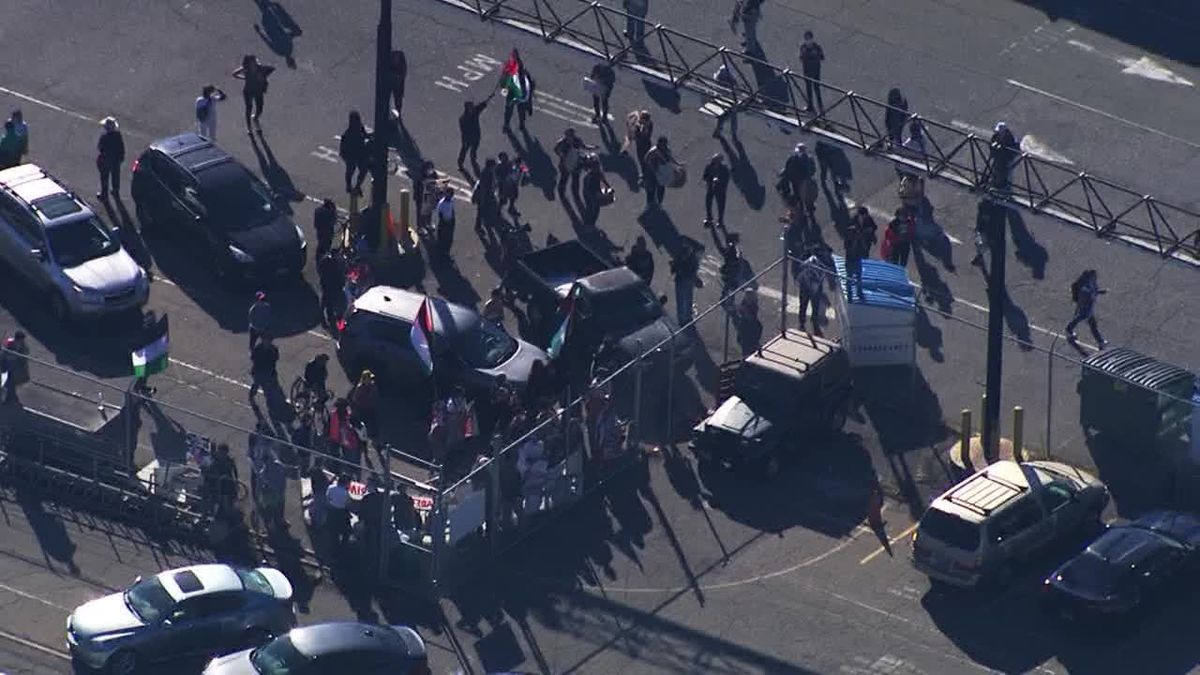 KTVU's tweet image. Protestors at the Port of Oakland are trying to stop a ship that they say will carry weapons to Israel. bit.ly/3FItw7F