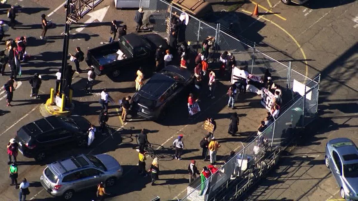 KTVU's tweet image. Protestors at the Port of Oakland are trying to stop a ship that they say will carry weapons to Israel. bit.ly/3FItw7F