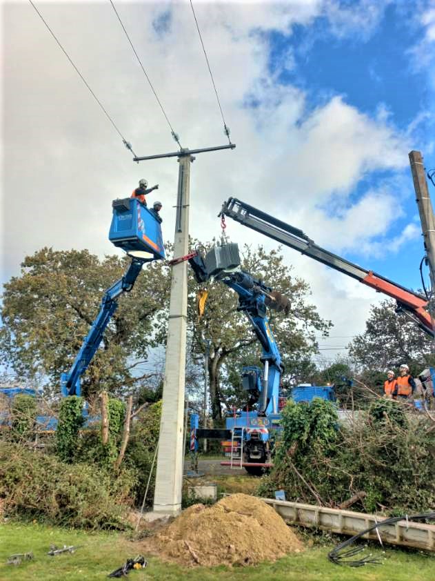 #tempeteCiaran 875 000 foyers impactés par la tempête ont été réalimentés, soit 73% par rapport à hier matin. Il reste encore 227 300 clients privés d’électricité en Bretagne.