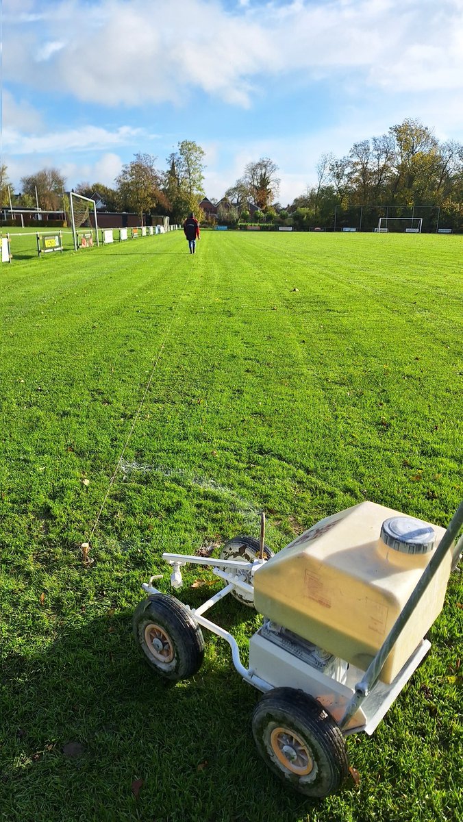 vvezinge's tweet photo. Het veld in #Feerwerd is klaar voor de kraker tussen #vvEzinge1 en de buren van @vvokvc. Nu maar hopen dat het weer meezit. https://t.co/KgaeCLJ5ih