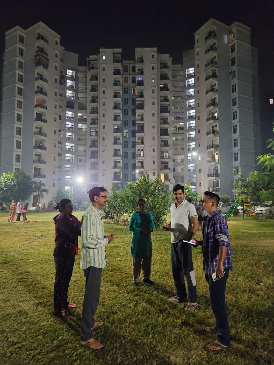 लखनऊ में भूकंप के झटके। अपार्टमेंट से बाहर निकले लोग।