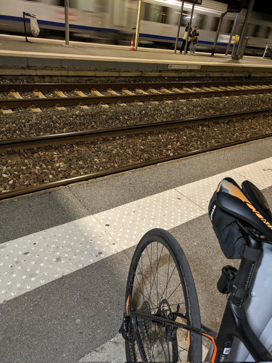 C'est décidé, j'arrête le tubeless. 5 ans sans problème, puis 4 fois en rade en 3 mois, avec des pneus et du préventif qui coûtent la peau du cul.