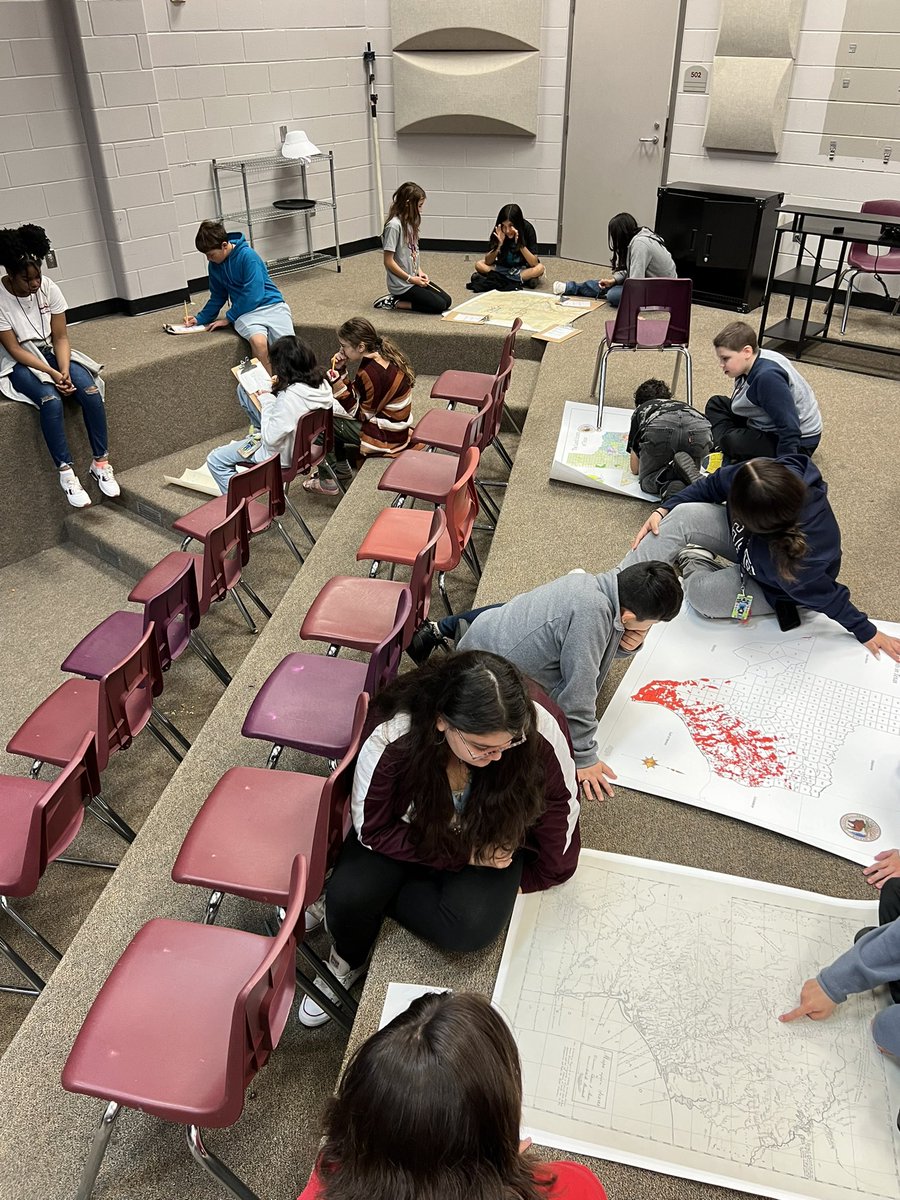 THorns_evansAP's tweet photo. Learning about the History of Land Surveying in Texas Maps today with our Guest speaker!! @Sobrien2020 @ammcdaniel @EthridgeMs https://t.co/bgUB5uKfwv