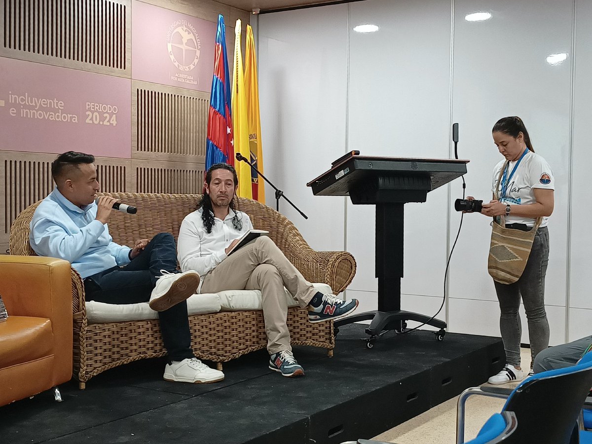 garycaballero's tweet photo. Seguimos en la #FeriaInternacionalDelLibro #Filsmar de la @Unimagdalena @UMEditorial en #SantaMarta .
Hoy con el escritor Oscar Enrique Prieto y su presentador #YesidtPabuence.
El libro muy interesante: "Mí Alma a destiempo"...
Todos invitados. https://t.co/0Dx4Fkn3Yf