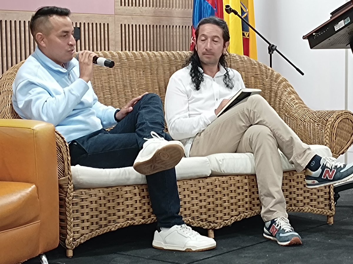 garycaballero's tweet photo. Seguimos en la #FeriaInternacionalDelLibro #Filsmar de la @Unimagdalena @UMEditorial en #SantaMarta .
Hoy con el escritor Oscar Enrique Prieto y su presentador #YesidtPabuence.
El libro muy interesante: "Mí Alma a destiempo"...
Todos invitados. https://t.co/0Dx4Fkn3Yf