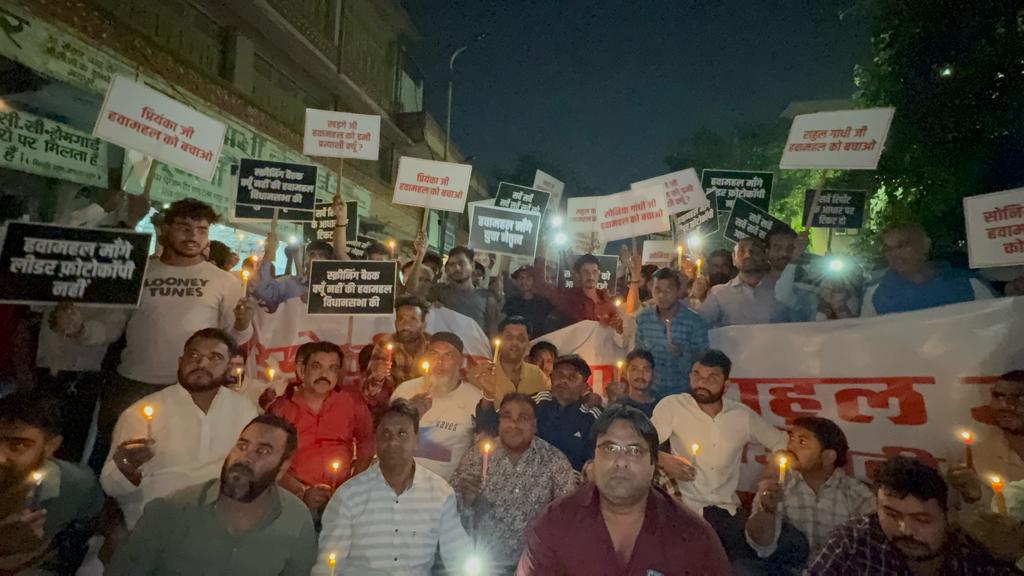 Deepesh52393895's tweet photo. हवामहल विधानसभा क्षेत्र की जनता ने किया प्रदेश कांग्रेस कमेटी के कार्यालय के आगे  कैंडल मार्च । डमी कैंडिडेट आर आर तिवारी जी को हटा कर युवा नेता गिरीश पारीक  जी को टिकिट देने की करी मांग ।

@RahulGandhi @kharge @kcvenugopalmp https://t.co/Wo1x94LD2Q