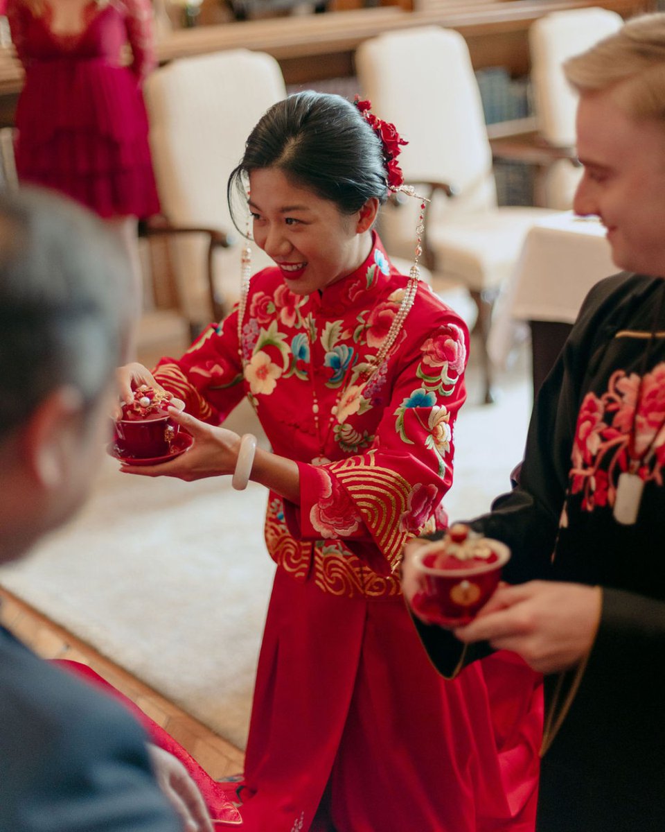 Feier graced her tea ceremony in a custom qipao, designed by her and her parents, straight from the heart of China. Red, a traditional choice symbolising good fortune and joy, enveloped her in timeless elegance. #weddingtradition #teaceremony