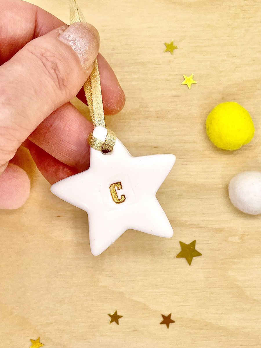🎄⭐️ Mini clay star gift, with personalised initial ⭐️🎄 Wishing you a merry little #Christmas ! ⭐️🎄

#shophandmadehour #WomanInBizHour #Star #FridayFeeling #etsyfinds #gifts #share #ChristmasGift 

etsy.com/shop/janebprin…