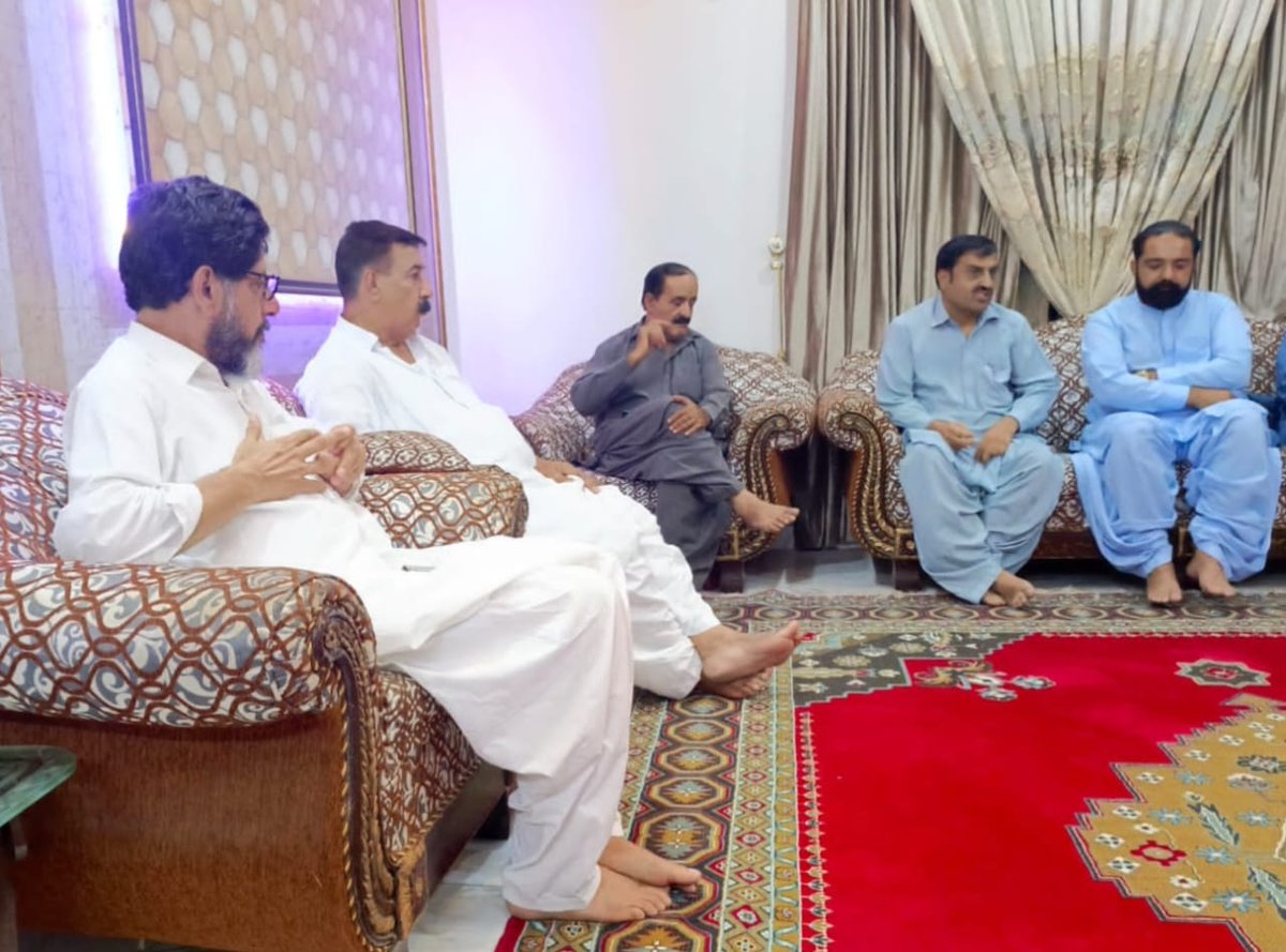 NDM_Official's tweet photo. کراچی: نیشنل ڈیموکریٹک موومنٹ، پختونخوا ملی عوامی پارٹی(خوشحال خان کاکڑ) اور پختون تحفظ موومنٹ کے صوبائی عہدیداروں کی کراچی و ملک بھر میں افغان مہاجرین و پناہ گزینوں و اسی تسلسل میں پشتونوں کے ساتھ جاری ناروا سلوک پر ایک مشترکہ اجلاس منعقد ہوا۔ اجلاس میں نیشنل ڈیموکریٹک موومنٹ، پختونخوا ملی عوامی پارٹی(خوشحال خان کاکڑ)، اور پختون تحفظ موومنٹ کے صوبائی قائدین نے ایک کوارڈینیشن کمیٹی تشکیل دی۔
اجلاس میں فیصلہ کیا گیا تشکیل شدہ کمیٹی سندھ کی دیگر تنظیموں سے ملاقاتوں کے بعد ان تمام تنظیموں پر مشتمل ایک الائنس تشکیل دے گی جو سندھ سمیت ملک بھر میں جاری ریاست کی اس ناروا سلوک کے خلاف متفقہ طور پر آگے کا لائحہ عمل پیش کرے گی۔
تشکیل شدہ کمیٹی ممبران کے نام درج ذیل ہیں
محمد شیر خان
ابراھیم خان
محمود محسود
صدیق آغا
افضل وطن یار
محمد اللہ محسود
حسین محسود