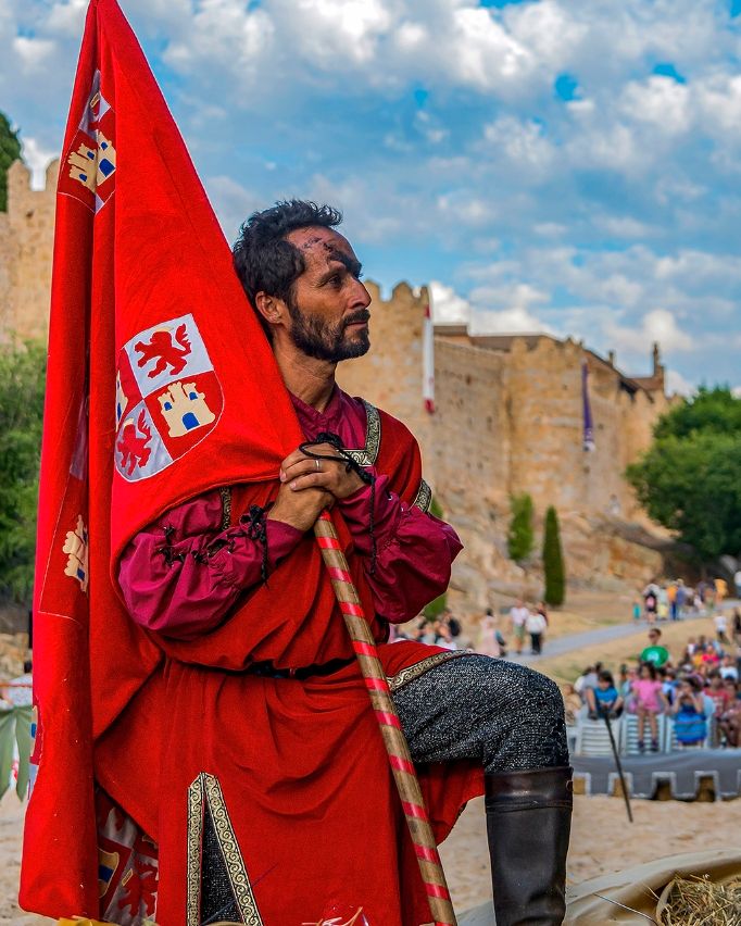 La edición número 27 de las Jornadas Medievales de Ávila, que se celebrará en septiembre de 2024, ya tiene imagen: un soldado con la bandera de Castilla y León y la muralla de fondo en el atrio de San Isidro, que se convertirá en el cartel de la próxima edición de estas jornadas.
