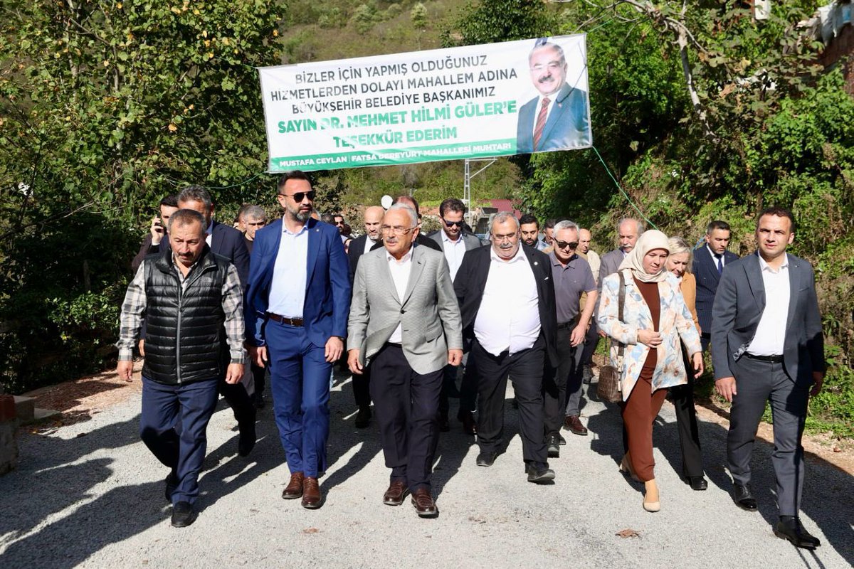 mhilmiguler's tweet photo. Fatsa ilçemizdeyiz.

Her zaman tek bir yerle istişare ettik ve tek bir yeri referans aldık, o da hemşehrilerimizdir.

Hemşehrilerimiz ile birlikte yol yürümeye, Ordu’muz için birçok alanda yatırım rekorları kırmaya devam ediyoruz.

Bugün, Fatsa ilçemizde önemli bir ulaşım yatırımının daha açılışını gerçekleştirdik. Dereyurt Mahallemizin içerisinden geçen ve aynı zamanda Dereyurt-Tayalı- Aslancami mahalleleri arasında bağlantı sağlayan 4️⃣ kilometrelik güzergahı sıcak asfalt konforu ile buluşturduk.

2020 yılında da aynı güzergahta bulunan Kabakdağı-Kılavuzömer-Dereyurt mahallellelerinde de 1️⃣2️⃣ kilometre sıcak asfalt çalışmasını hayata geçirmiştik. Buna ek olarak OSKİ vasıtası ile mahallemize 4️⃣ bin 5️⃣0️⃣0️⃣ metrelik içme suyu hattı kazandırdık. 

Açılışımızın ardından ise Fatsa ilçemizdeki ziyaretlerimizi sürdürdük.

Dereyurt Mahallemizin ardından, Demirci Mahallemize geçerek burada Köy Yaşam Merkezinde hemşehrilerimiz ile buluştuk.

Bir sonraki durağımız ise Yassıtaş Mahallemiz oldu.

Yassıtaş'ta temaslarımıza geçtiğimiz günlerde hayatını kaybeden Ömer Kutu'nun ailesine taziyelerimizi ileterek başladık.

Taziye ziyaretimizin sonrasında ise Yassıtaş-Karataş-Duayeri mahallelerini birbirine bağlayan grup yolunda çalışmalarını tamamladığımız 5️⃣ bin 5️⃣0️⃣0️⃣ metre uzunluğundaki sıcak asfalt çalışmalarını yerinde inceledik.

İncelemelerimizin ardından Yassıtaş mahallemizde bulunan ve belediye olarak bahçesine sera kurulmasını ve çocuklarımızın üretim yapmasını sağladığımız Fatsa Özel Eğitim Meslek Okulunu’da ziyaret ettik.

Dönüş yolunda uğradığımız Meşebükü Mahallemizde, Meşebükü-Hamlık yolunda devam eden çalışmaları yerinde inceledik, Meşebükü İlkokuluna ziyaret gerçekleştirdik.

Meşebükü’nden sonra ise Şerefiye Mahallemizde de hemşehrilerimizle bir araya gelerek sohbet ettik. 

Fatsa merkeze dönüşümüzde ise ilk durağımız Fatsa Ticaret ve Sanayi Odası oldu. Oda Başkanımız Tayfun Karataş kardeşim ile bir araya gelerek ilçemizin ekonomisini konuştuk.

Fatsa ilçesinde ayrıca geçtiğimiz günlerde annesini  kaybeden Yalçın Otel sahibi İsmail Yalçın'a da taziye ziyaretinde bulunduk.

İlçemizde son olarak iş insanı Rahmi Yangın Beyefendi’yi ziyaret ederek işlerinde kolaylıklar diledik. 

Bu vesile ile gün boyu programlarımızda bizleri muhabbetle karşılayan tüm hemşehrilerimize teşekkür ediyor, açılışını yaptığımız tüm hizmetlerin ilimize, ilçemize ve mahallelerimize hayırlı olmasını diliyorum.