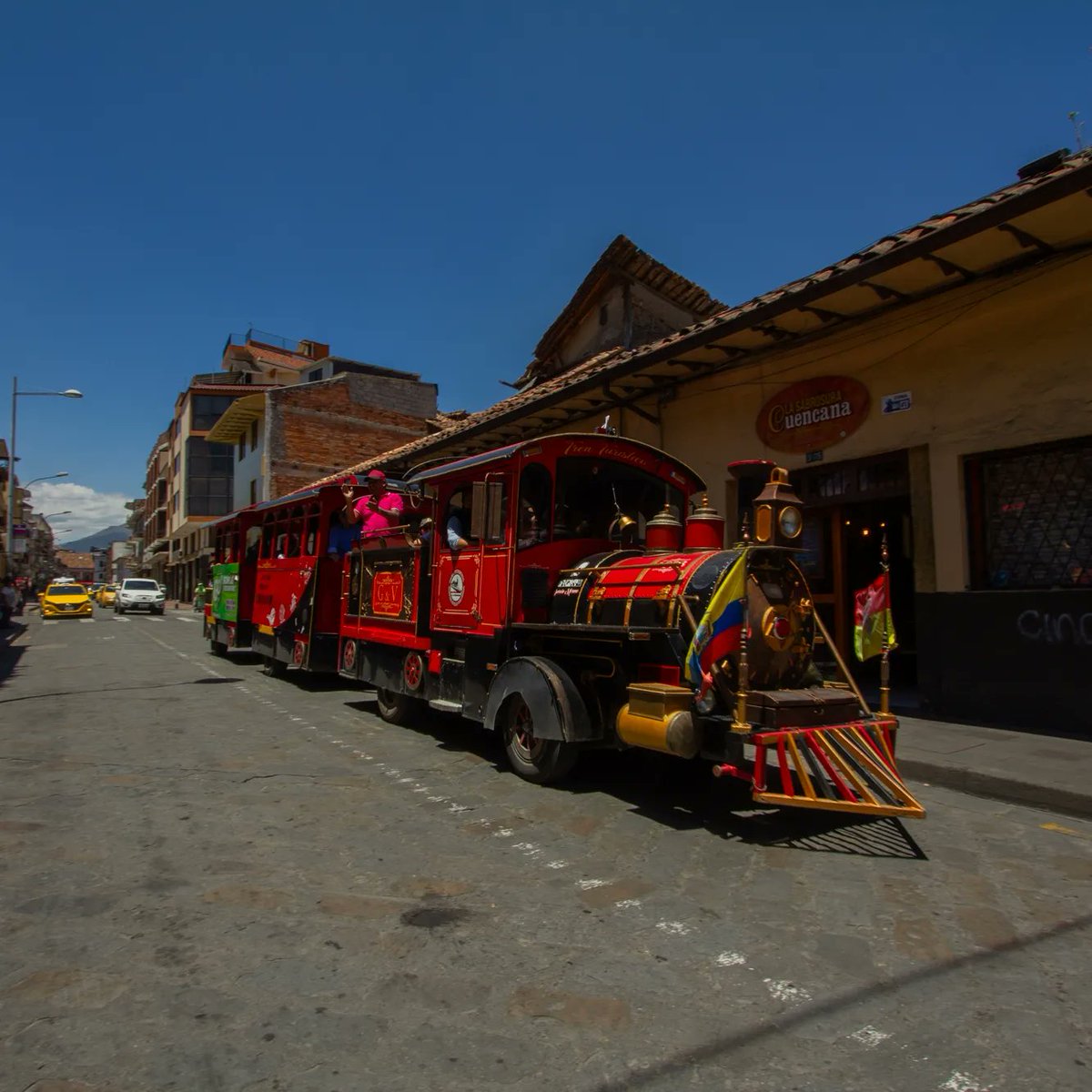 Visit_CuencaEC's tweet photo. ✈️#CuencaDestino | Así se viven las fiestas en Cuenca
Cuenca tiene varios atractivos para disfrutar durante el feriado 🪅 disfruta de todo lo que la ciudad te ofrece 🙌
#CuencaSiempreTeEspera
#CuencaEsTuTrip
#CuencaSegura https://t.co/X1i0UlRrl9