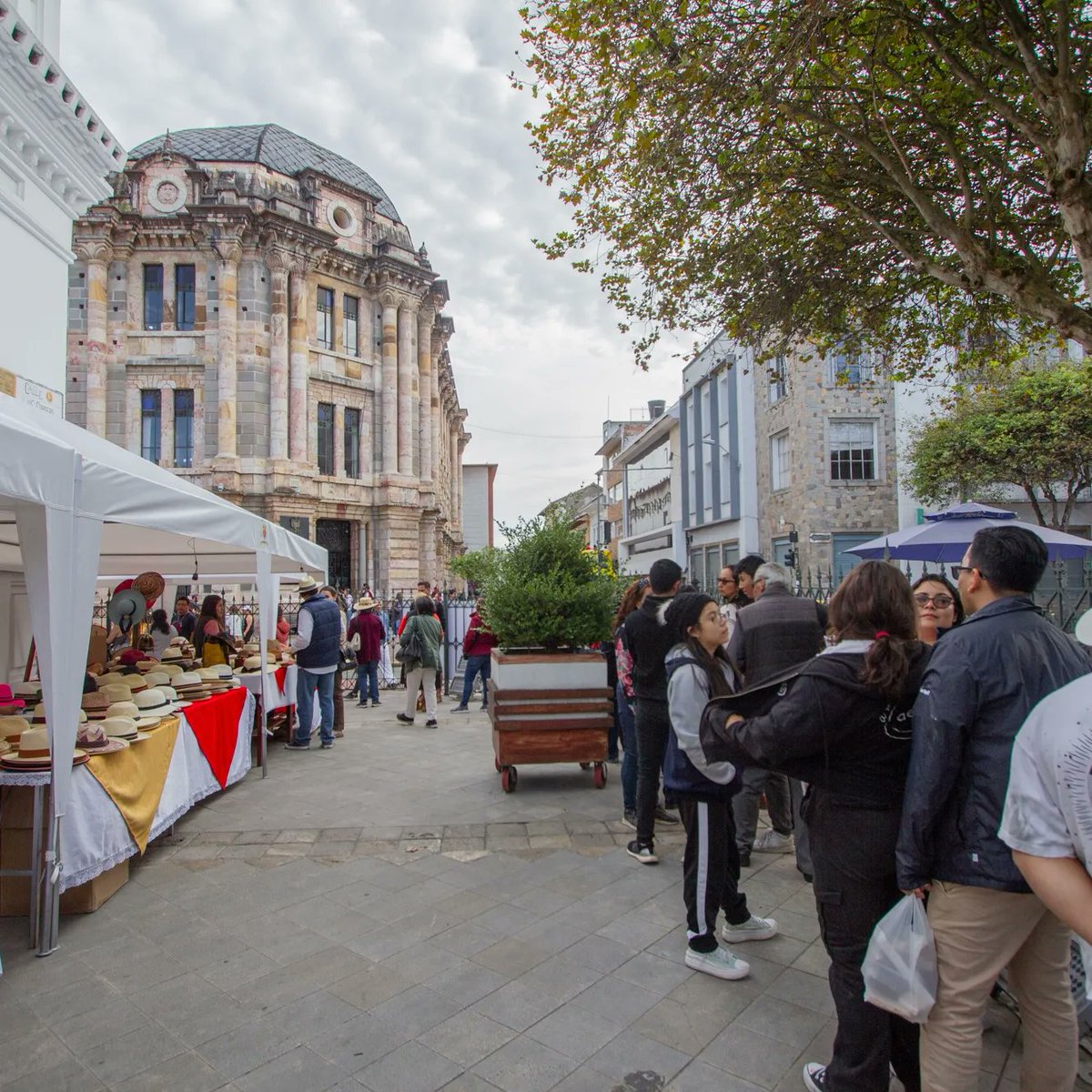 Visit_CuencaEC's tweet photo. ✈️#CuencaDestino | Así se viven las fiestas en Cuenca
Cuenca tiene varios atractivos para disfrutar durante el feriado 🪅 disfruta de todo lo que la ciudad te ofrece 🙌
#CuencaSiempreTeEspera
#CuencaEsTuTrip
#CuencaSegura https://t.co/X1i0UlRrl9