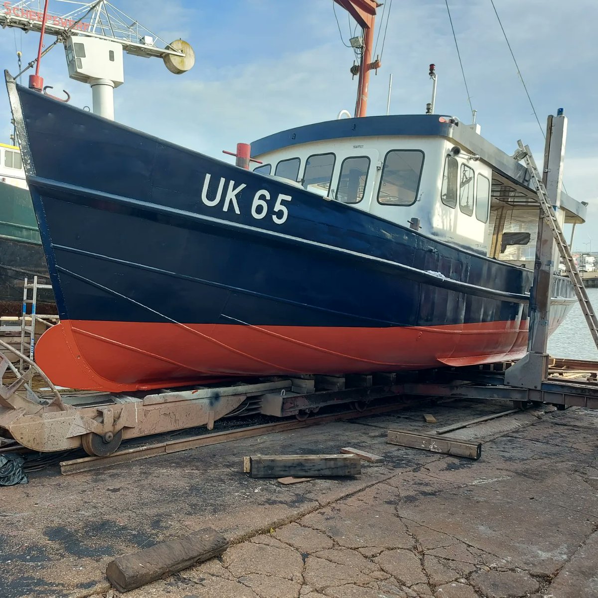 De UK65 is gestraald en opnieuw opgebouwd met verschillende lagen verf. Met als eindlaag een energiezuinige antifouling. <a href="/StraalbedrijfSC/">Straalbedrijf SCF</a>