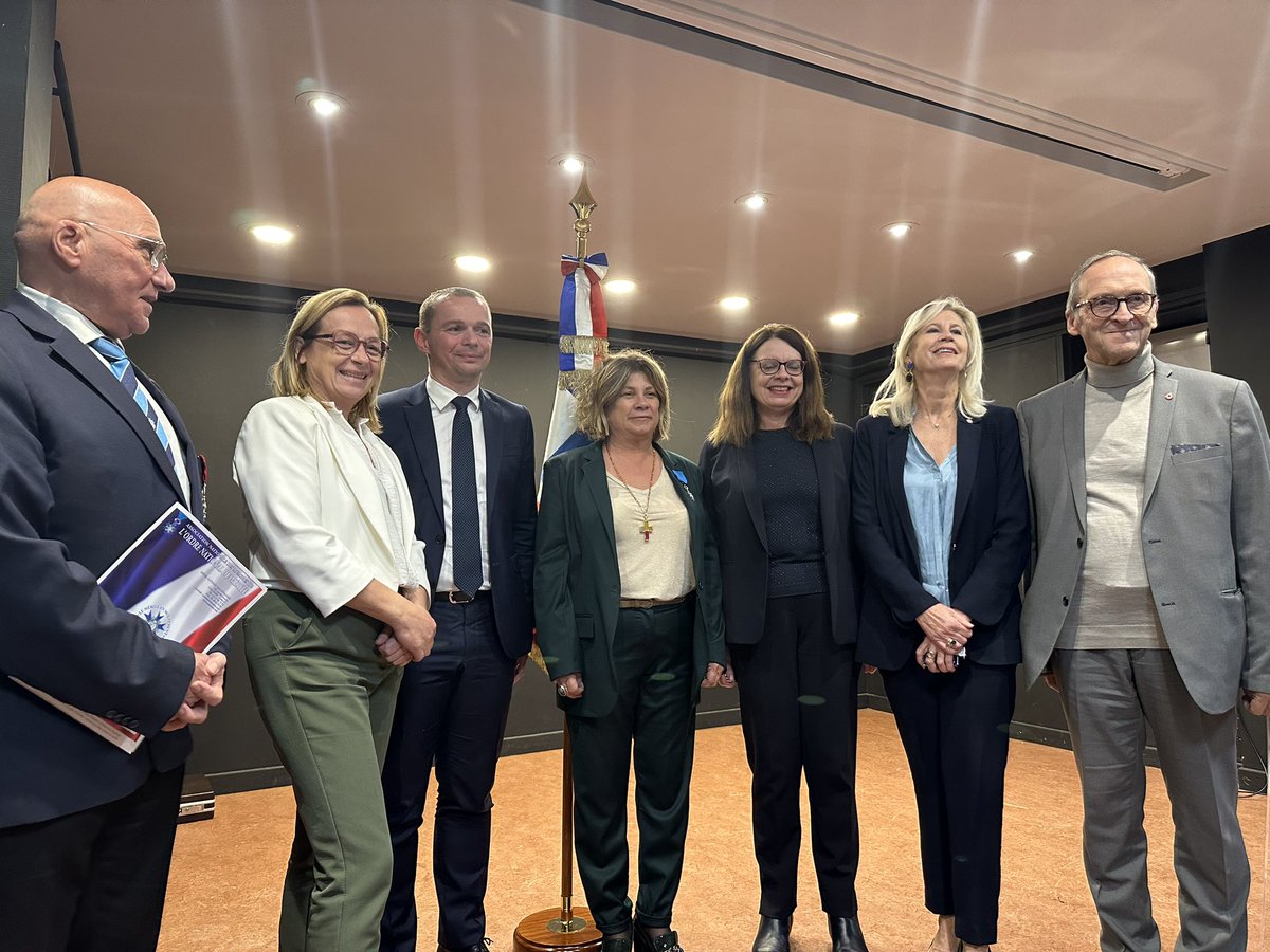 #ONM | 🏅Remise des insignes de Chevalier dans l’ordre national du Mérite à Cécile GRUAT-LAFORME, présidente de la Fédération du BTP Drôme Ardèche, par le ministre du Travail, du Plein-Emploi et de l’Insertion, <a href="/olivierdussopt/">Olivier Dussopt</a> 

Ce moment est celui de la récompense offerte par la