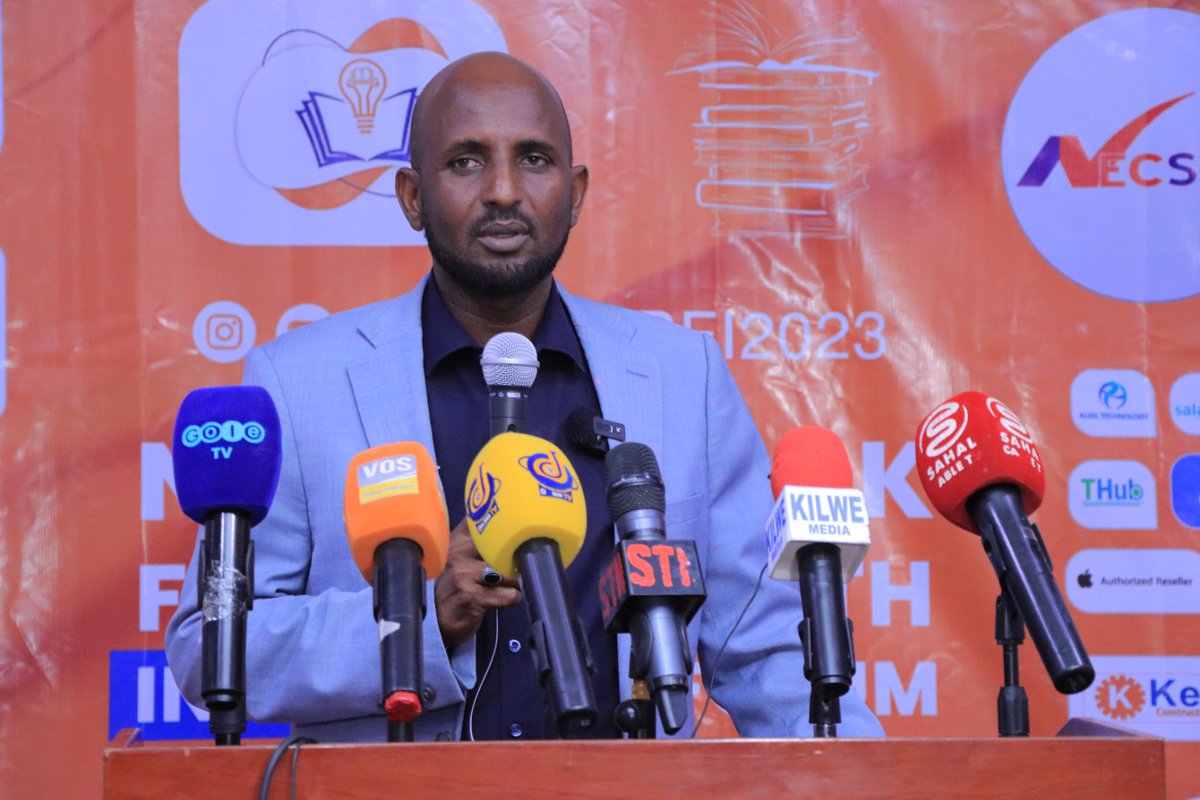 NugalBF's tweet photo. 📚🎤 Mayor Ahmed Gedi of Garowe City is now delivering the closing remarks at the #NugalBookFair. Join us for his insightful and inspiring words as we conclude the annual second year of Nugal Bookfair. 📖👏 #ClosingRemarks #nbff2023 #nugalbookfair #literaryevents https://t.co/QuIMXYi9Zd
