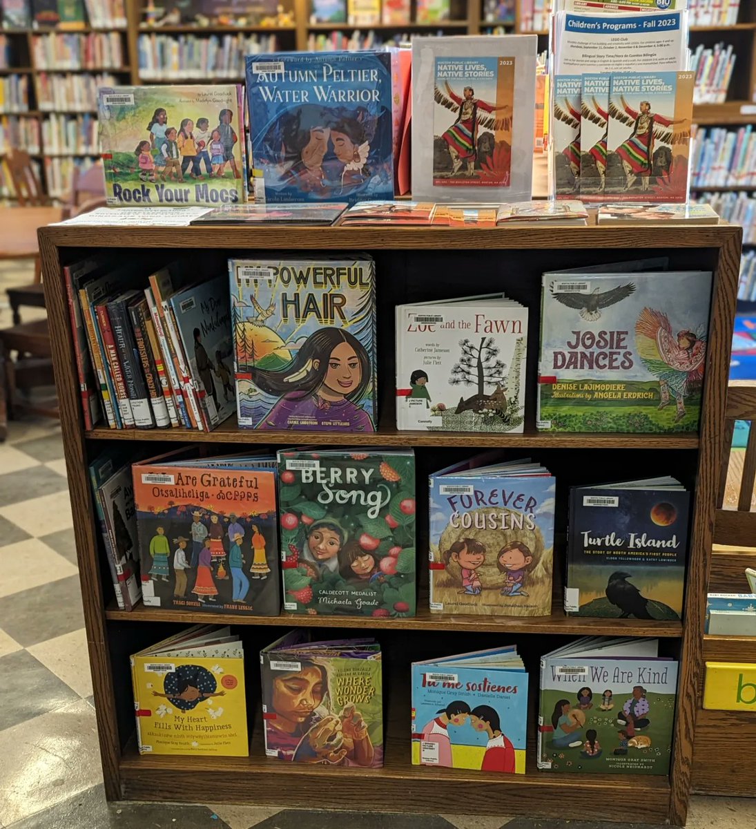 sujeilugo's tweet image. New titles and #nativekidlit display 🖤