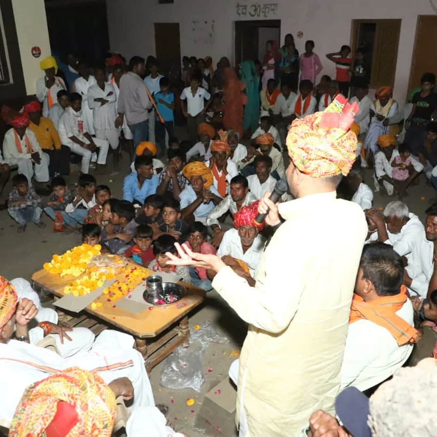 Dangihajarilal's tweet photo. आज ग्राम सेंदली,काल्याखेड़ी और बरमनखेड़ी गाँव में जनसंपर्क किया और माताओं-बहनों का आशीर्वाद ग्रहण किया। आगामी 17 तारीख को हम सभी मिलकर खिलचीपुर में कमल खिलाएंगे।🙏🏻🙏🏻
#पूरा_खिलचीपुर_भाजपामय
#khilchipur
#Vote4MP
#Vote4BJP https://t.co/WlM65jKbke