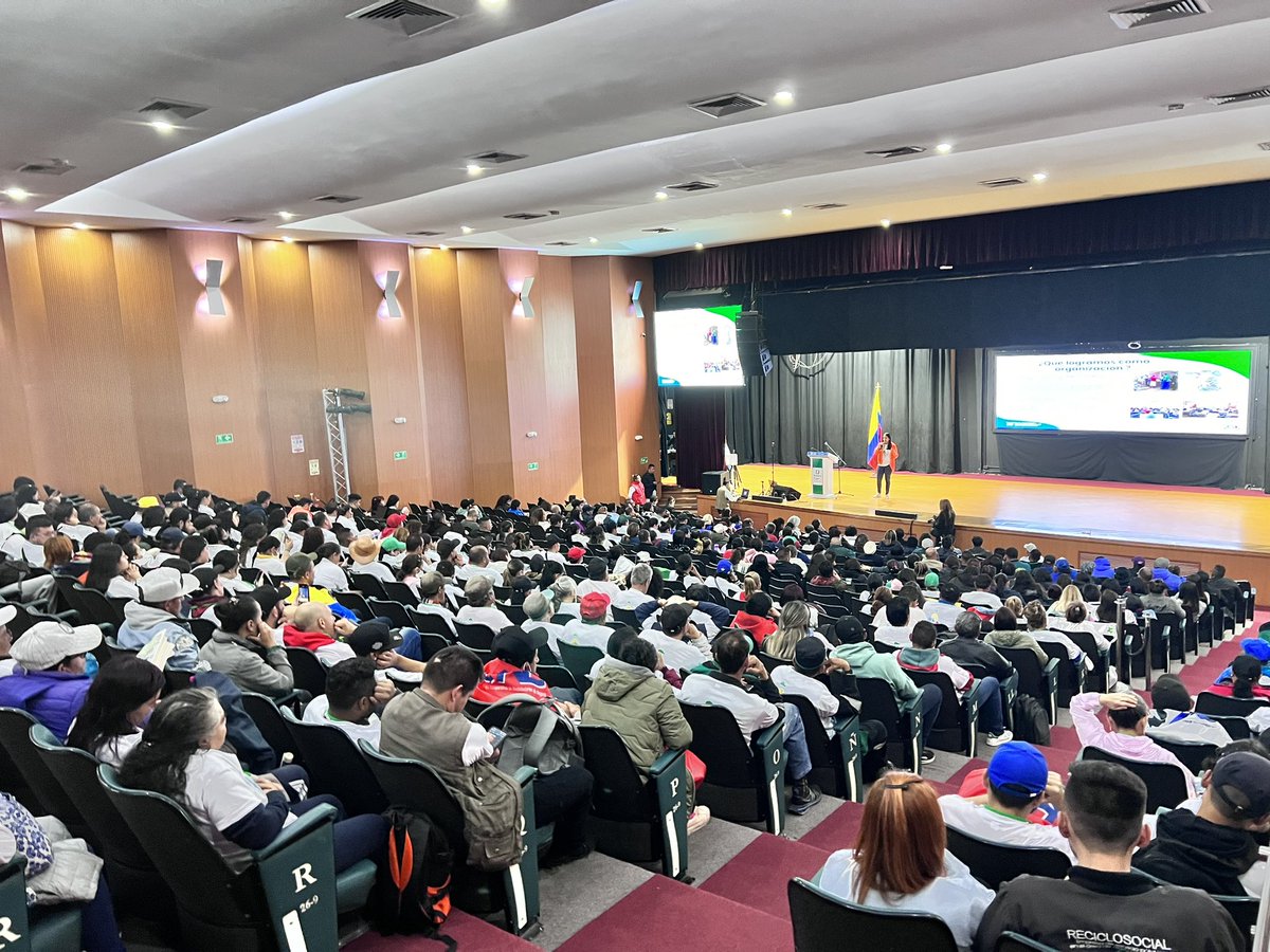 Acompañando a <a href="/Minvivienda/">Minvivienda</a> en la Asamblea Nacional de Organizaciones de Recicladores y Recicladoras #Basuracero #avanza