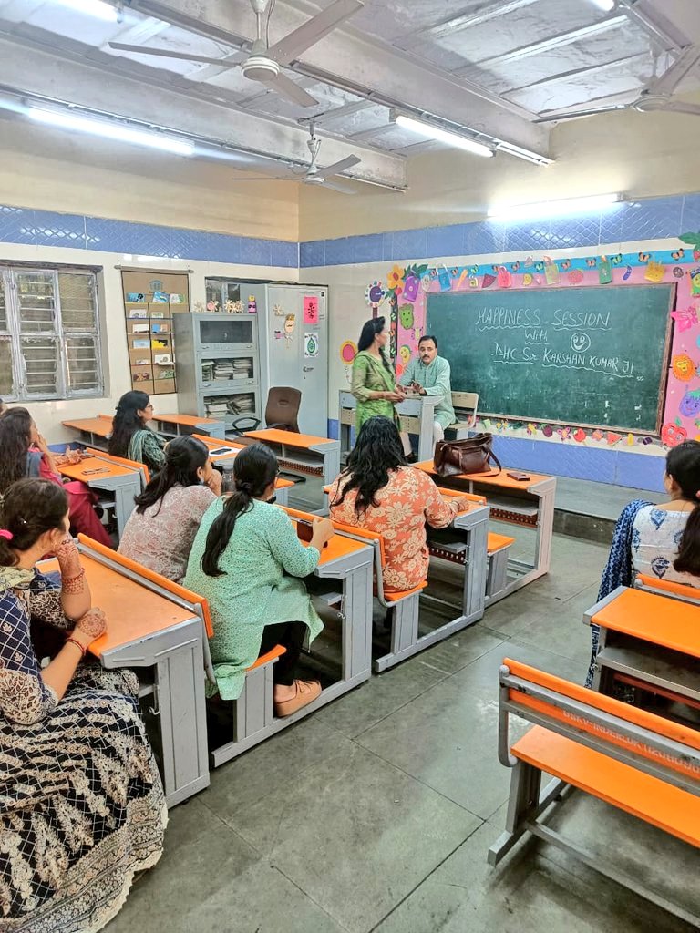 karshan01's tweet photo. 🍁I had an inspiring meeting at Sarvoday Kanya Vidyalaya Inderlok today, where we discussed our #HappinessClasses. Our dedicated teachers shared amazing experiences.🍁
"☺️🌺खुशियां बांटने से बढ़ती हैं🌺☺️" https://t.co/9ayDjpvWOt