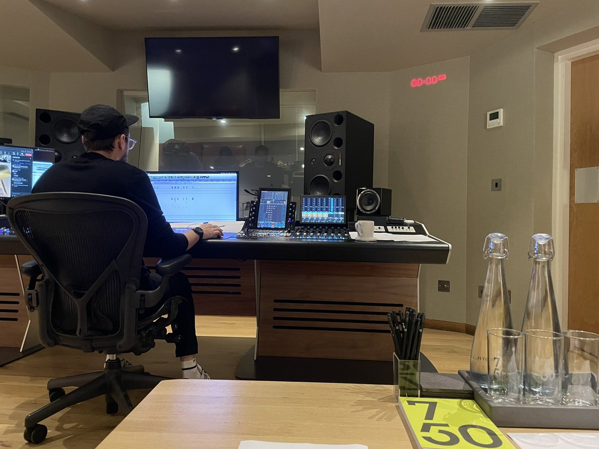 Rob & Liv Creatives tweet media