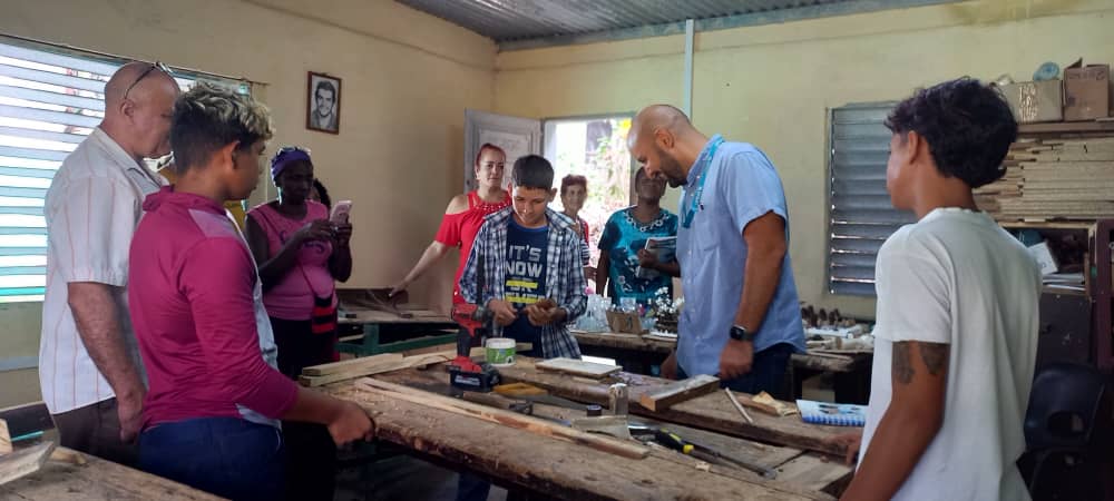 UNICEFCuba's tweet photo. Como parte de la visita a esa ciudad, un equipo de UNICEF Cuba visitó la casita infantil ubicada en la @ucmvccu  y también se compartió con directivos, claustro y estudiantes de la escuela de oficios "Abel Santamaría". https://t.co/BXlwcWmndi