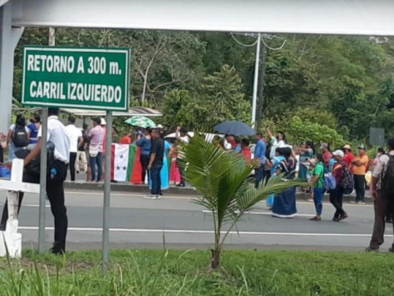 RetenChiriqui's tweet photo. Ambulancia es retenida en el Oriente Chiricano
El MINSA en Chiriquí, denunció que pese a la solicitud de paso expedito y colaboración con los vehículos de emergencias, aún persisten diversas situaciones que ponen en riesgo el funcionamiento normal 

https://t.co/uLiGBWY7Fg https://t.co/oWEIfL7LBZ