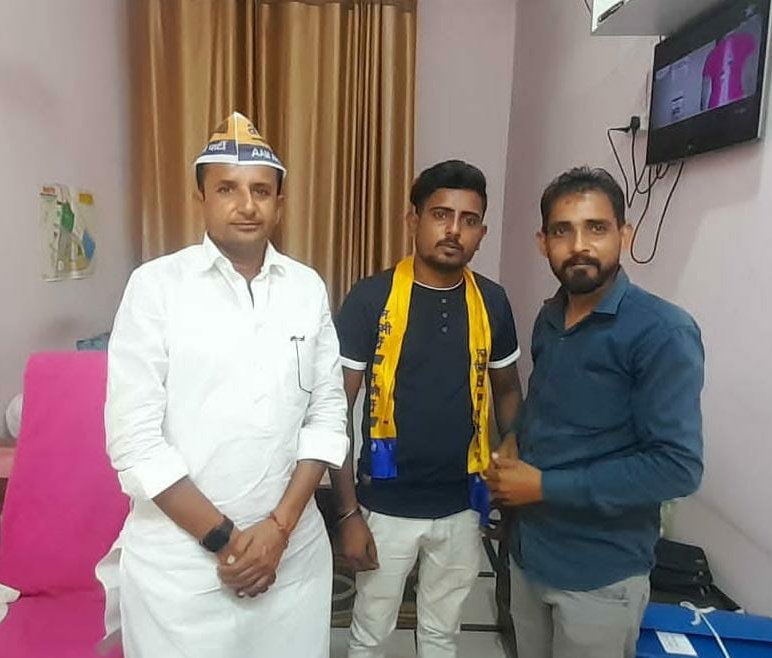 MechuJaivinder's tweet photo. आज भट्टू मंडी (विधानसभा फतेहाबाद) में BJP समर्थक रहे युवा साथी विष्णु कुमार व कुलदीप सिंह को ब्लॉक अध्यक्ष रोहताश खति के सहयोग से @AamAadmiParty जॉइन कराई।

साथियों का ईमानदार राजनीति के संघर्षमय सफर पर स्वागत है 💐🙏

एक_मौका_केजरीवाल_को

@AAP_DC10 @SandeepPathak04
@AAPHaryana https://t.co/6AcxcjVMqR