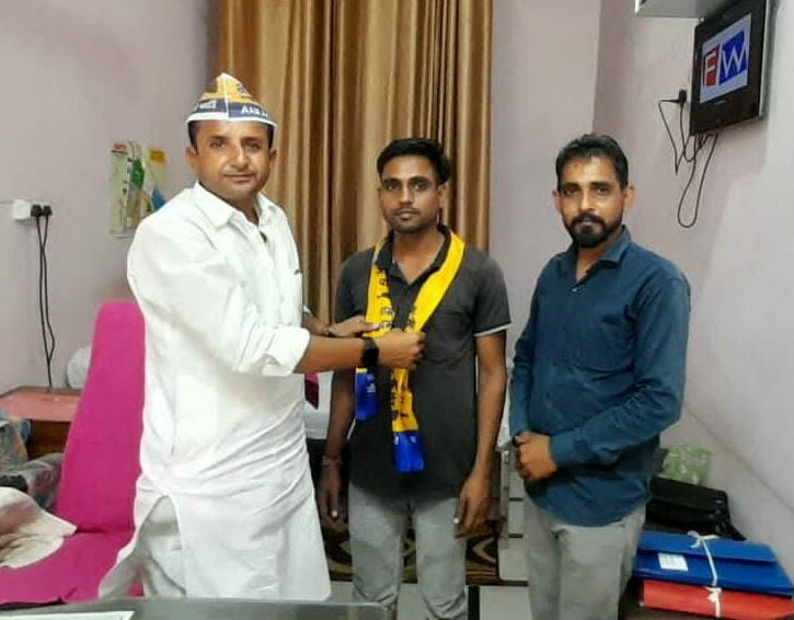 MechuJaivinder's tweet photo. आज भट्टू मंडी (विधानसभा फतेहाबाद) में BJP समर्थक रहे युवा साथी विष्णु कुमार व कुलदीप सिंह को ब्लॉक अध्यक्ष रोहताश खति के सहयोग से @AamAadmiParty जॉइन कराई।

साथियों का ईमानदार राजनीति के संघर्षमय सफर पर स्वागत है 💐🙏

एक_मौका_केजरीवाल_को

@AAP_DC10 @SandeepPathak04
@AAPHaryana https://t.co/6AcxcjVMqR