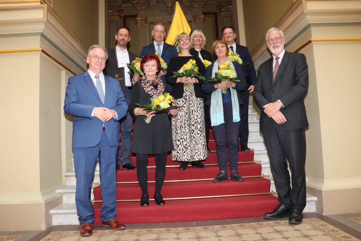 Besondere Verdienste &amp; großes ehrenamtliches Engagement ausgezeichnet: MP <a href="/reinerhaseloff/">Dr. Reiner Haseloff</a> &amp; Kulturminister #Robra überreichen 7 Ehrennadeln an verdiente #Kultur|akteure. Sie seien sichtbares Zeichen für das beispielgebende Wirken der Ausgezeichneten.
▶️lsaurl.de/b3I49f