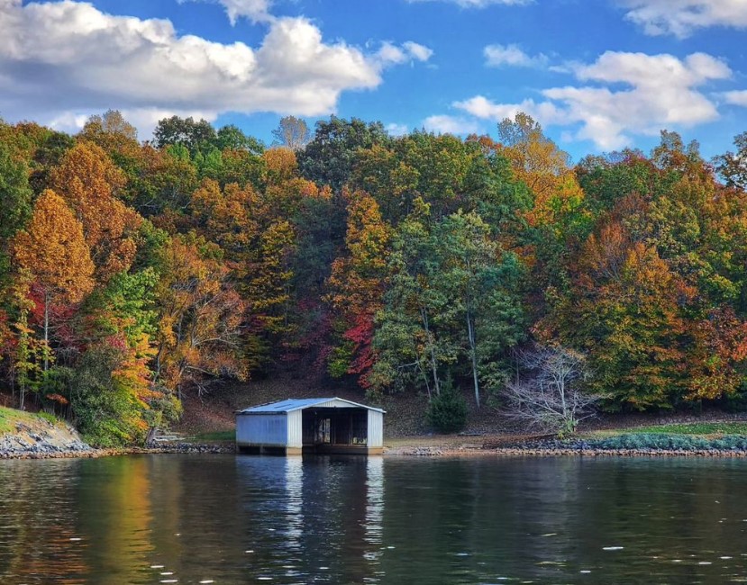 lakehomeagent's tweet image. As autumn's colors fade at Smith Mountain Lake, the memories of a splendid fall season linger. 🍁🍂

📸: shadabrata via IG

#EndOfFall #SmithMountainLake #AutumnReflections #Natur'sBeauty #LakesideMagic