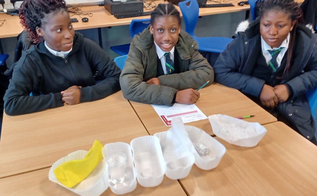 StPaulsSTEM's tweet image. STEM club set up an experiment from the excellent #DSCLearningLab #LearningLab  - Powering the Future programme -  learning about heat and insulation with the help of a pile of ice cubes ❄️🧊🌡️🔥💧 @DundeeSciCentre