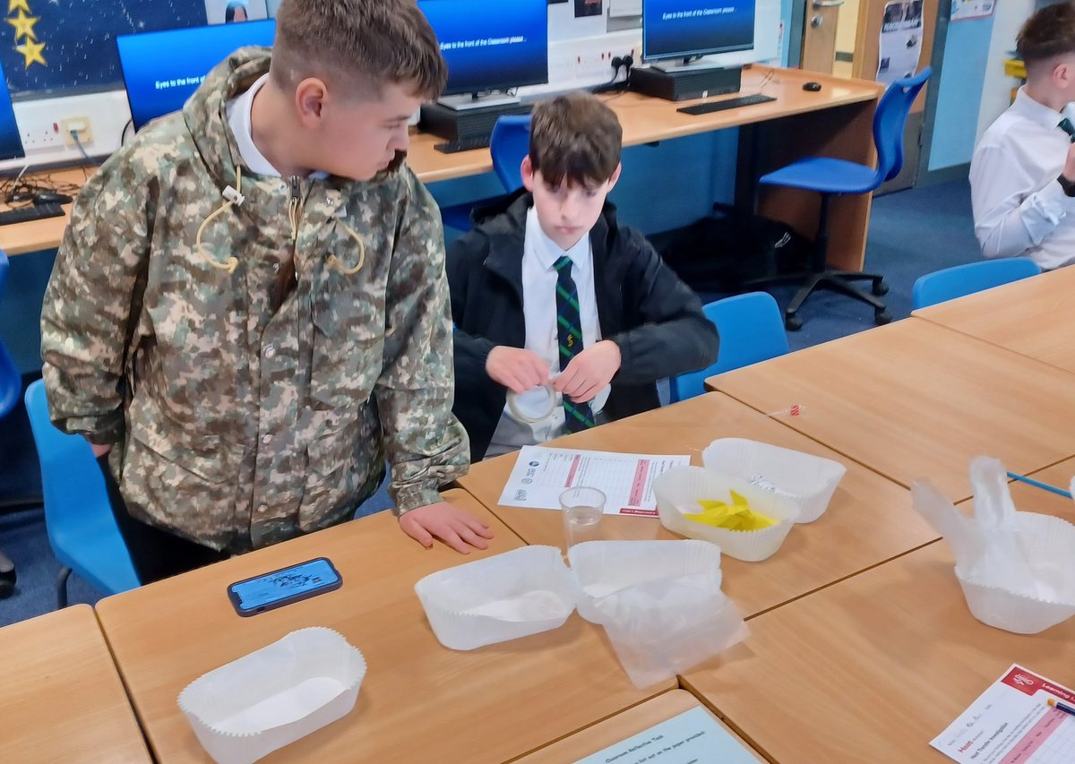 StPaulsSTEM's tweet image. STEM club set up an experiment from the excellent #DSCLearningLab #LearningLab  - Powering the Future programme -  learning about heat and insulation with the help of a pile of ice cubes ❄️🧊🌡️🔥💧 @DundeeSciCentre
