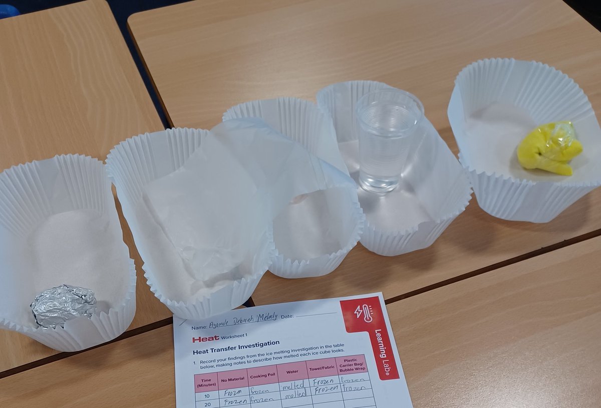 StPaulsSTEM's tweet image. STEM club set up an experiment from the excellent #DSCLearningLab #LearningLab  - Powering the Future programme -  learning about heat and insulation with the help of a pile of ice cubes ❄️🧊🌡️🔥💧 @DundeeSciCentre