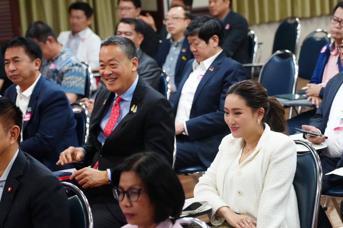 ปัญหาหนี้นอกระบบที่ ปชช. ได้รับความเดือดร้อนจากวิกฤตศก. ชักหน้าไม่ถึงหลังต้องกู้หนี้ดอกเบี้ยแพง บ่อยครั้งมีการทวงหนี้แบบโหดๆ บางรายจบชีวิตหนีหนี้ บ้างขอความช่วยเหลือจาก สส.นำเรื่องส่งรัฐบาล ขอขอบคุณท่านนายกฯเศรษฐารับฟังปัญหาจาก สส.โดยตรงและนำไปสู่การแก้ไข ขอบคุณค่ะ #พรรคเพื่อไทย