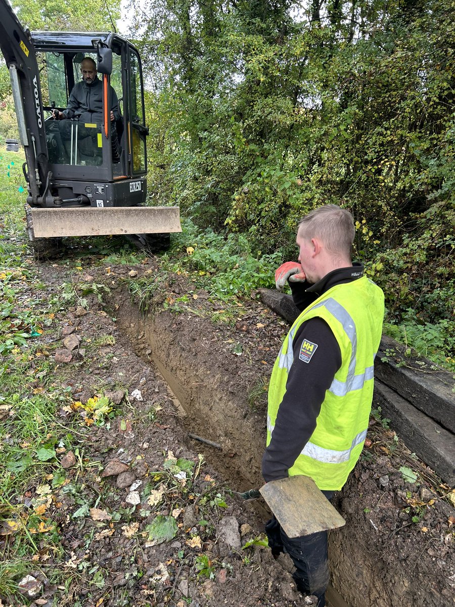 Trenching out with <a href="/ULASarchaeology/">University of Leicester Archaeological Services</a> looking for possible Roman road (not found) whilst digging in the new power supply and water transfer at TLGC with <a href="/dean_waterfield/">Dean Waterfield</a> great to meet Andy Hyam #gentleman