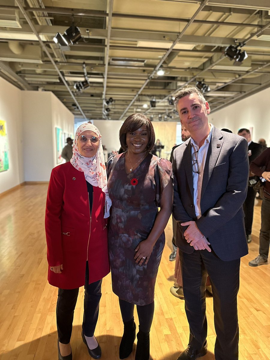 🎉 Nous célébrions hier les 325 ans du quartier #CôtedesNeiges avec la Mairesse Gracia Kasoki Katahwa (ancienne infirmière du CIUSSS😉)! Un quartier d'une grande diversité, Côte des Neiges est un tissu de récits vivants! Fier de son histoire et de notre CH St Mary’s. #CDN325