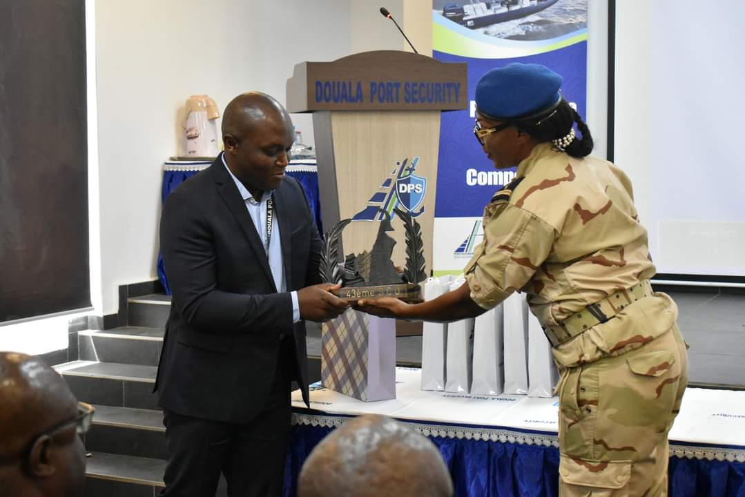 TheCameroonianZ's tweet image. 249 officiers du 43ème stage des commandants d'unité de l'Ecole militaire interarmées (#EMIA) en visite au port de Douala-Bonabéri. 

#Cameroon