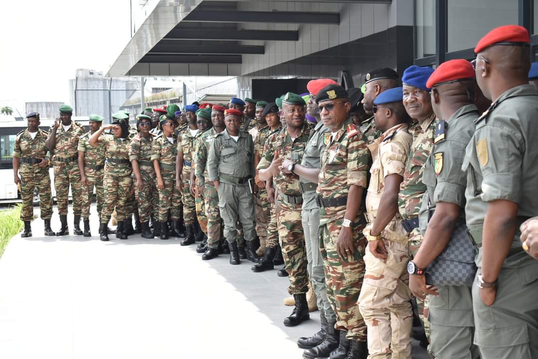 TheCameroonianZ's tweet image. 249 officiers du 43ème stage des commandants d'unité de l'Ecole militaire interarmées (#EMIA) en visite au port de Douala-Bonabéri. 

#Cameroon