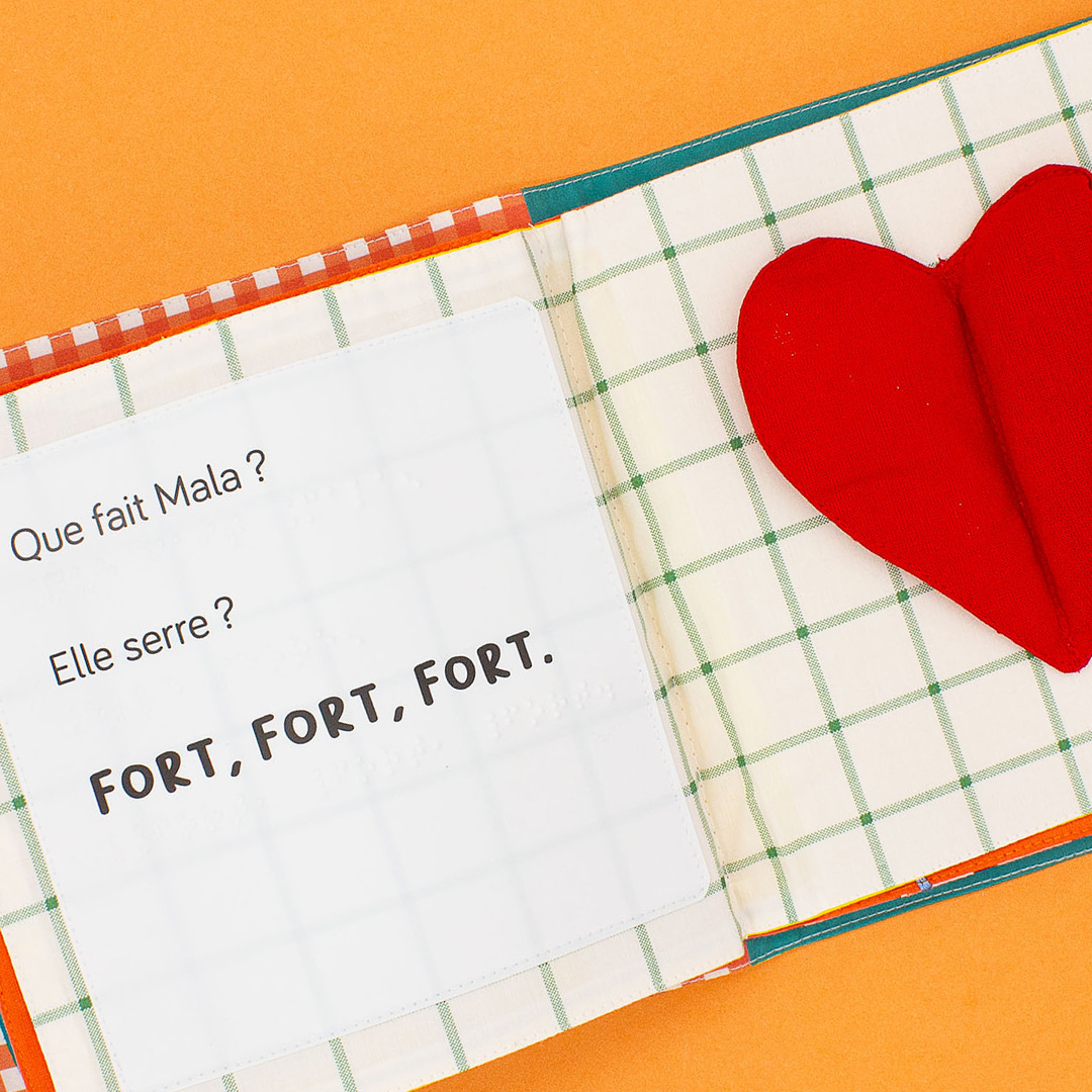 [NOUVEAUTÉ !]
"Mala explore", de Solène Négrerie, adapté de la comptine "Que fait ma main ?".
Un livre en tissu lavable pour participer à l'éveil des sens des tout-petits. Texte en noir et braille embossé.
100% fabriqué en Bourgogne-Franche-Comté !
ldqr.org/catalogue/mala…