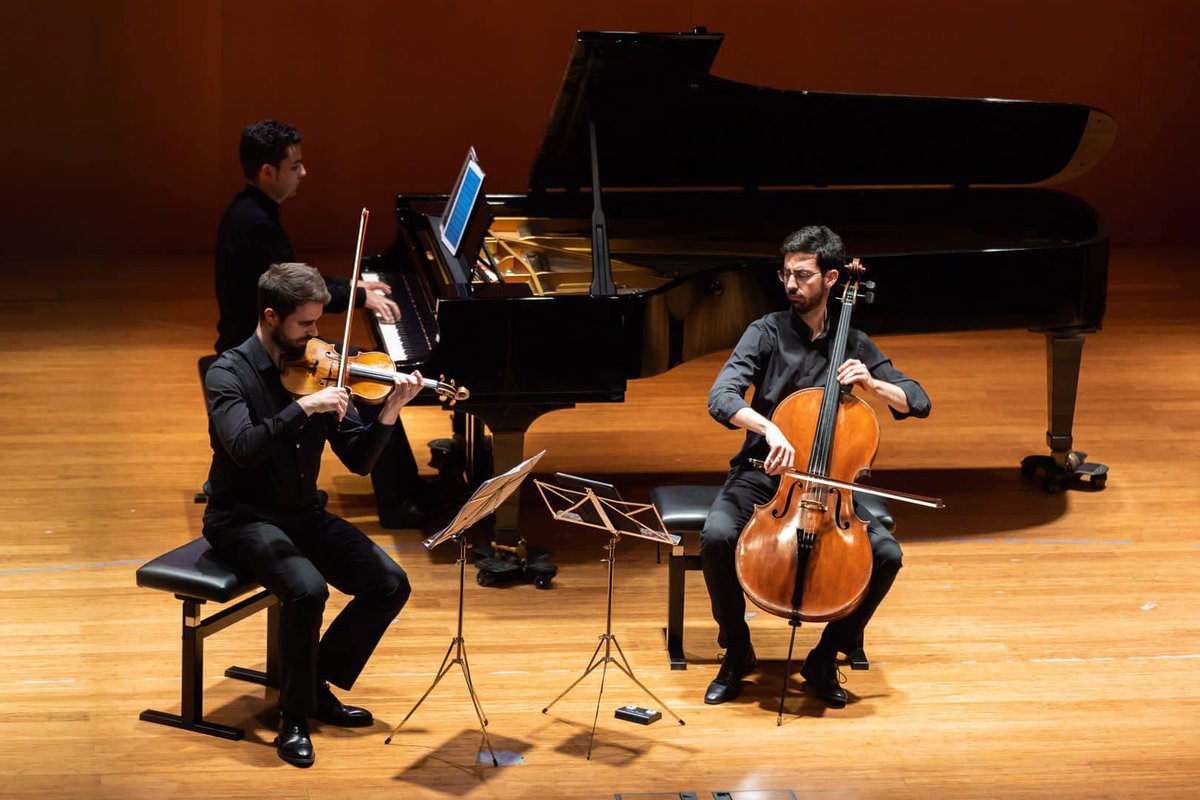 🗓️ Hoy, 3 de noviembre - 19:30h   
📍 Auditorio del <a href="/COSCYL/">COSCYL</a> 

- 𝗖𝗜𝗖𝗟𝗢 𝗗𝗘 𝗣𝗥𝗢𝗙𝗘𝗦𝗢𝗥𝗘𝗦 -  
Luis Gallego, violín 
Lorenzo Meseguer, violonchelo 
Rubén Ramiro, piano