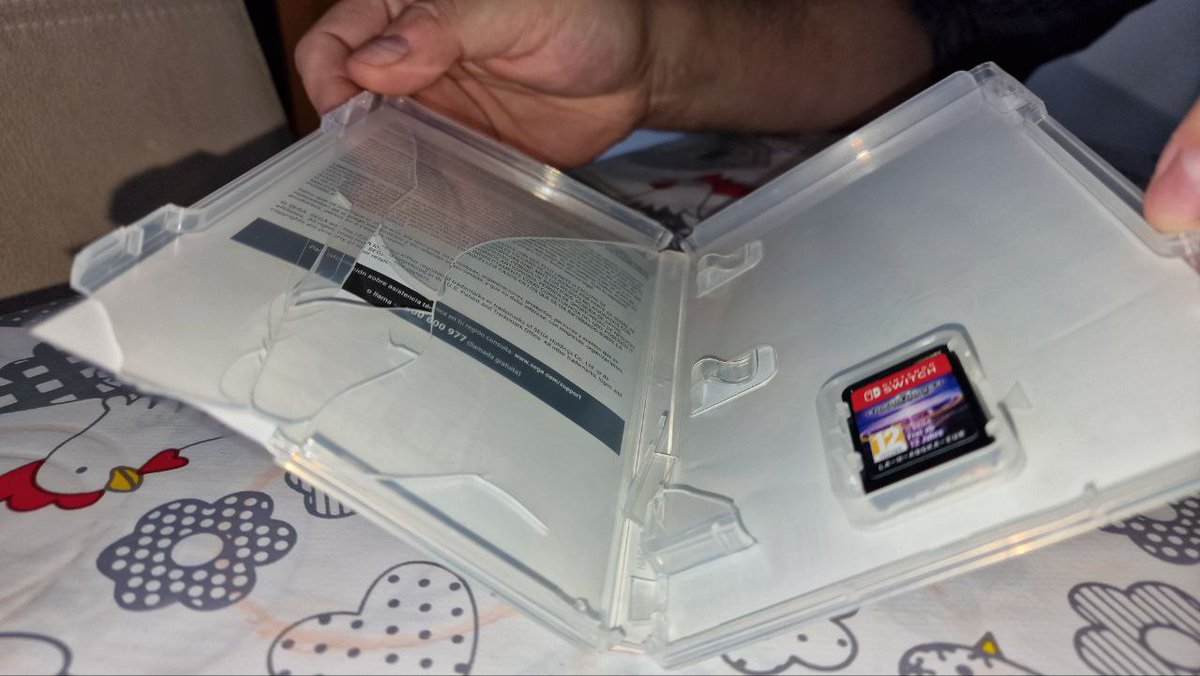 bakapawn's tweet photo. Gracias @Correos por tratar tan bien los paquetes. Y menos mal que como ya no me fío de ellos, fui a recogerlo a una de sus oficinas que si no, me lo entregan en formato sobrecillo de azúcar. El lunes a perder el tiempo poniendo una reclamación, lo mejor para empezar la semana. https://t.co/TtfGg62Dst