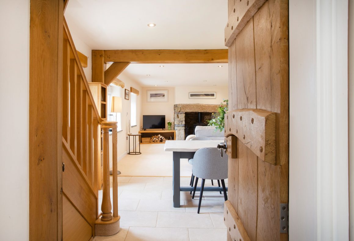 Perfectly positioned just minutes from Polzeath Beach, Little Mesmear is a fairy-tale cottage, welcoming four guests plus your poochy pal. What's more, treat your loved ones to a November or December break at this charming hideaway and save 10%. Book here: latitude50.co.uk/explore-our-pr…