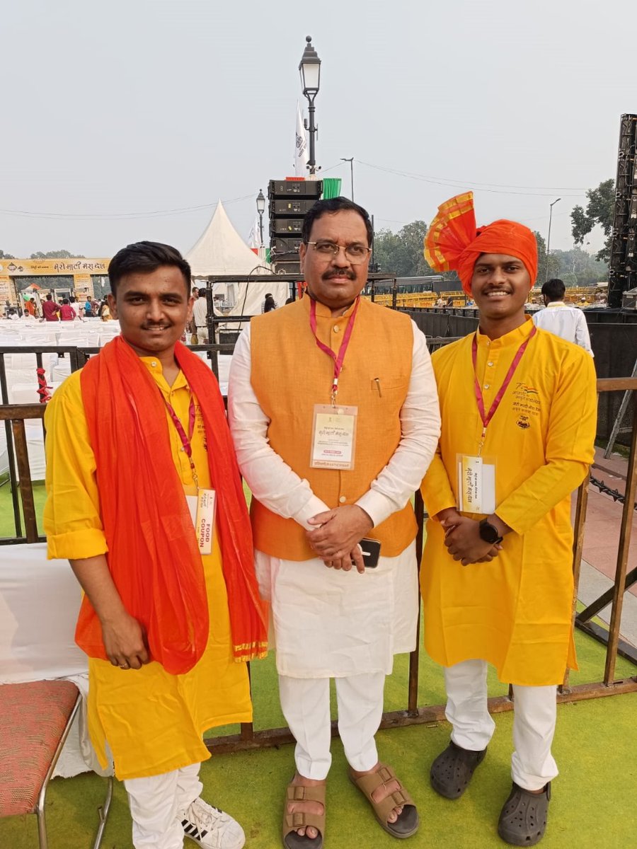 RuturajLimkar's tweet photo. मेरी माटी मेरा देश अंतर्गत अमृत कलश संकलन समारोप समारंभ दिल्ली येथे संपन्न झाला त्या ठिकाणी  राजर्षी शाहू आभियांत्रिकी महविद्यालय राष्ट्रीय सेवा योजना विभागाच्या वतीने राजपथ नवी दिल्ली येथे आम्ही प्रतिनिधी म्हणून गेलो होतो आमच्या बरोबर महाराष्ट्राचे संयोजक @PandeRajeshBJP  होते. https://t.co/T9liNs2YGW