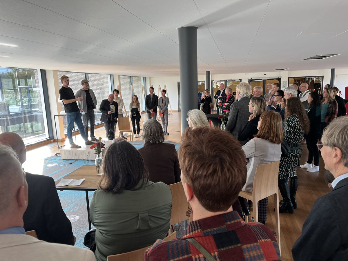 Vandaag vieren we 175 jaar #Grondwet Prachtige lezing hierover in @Staatshuys door prof. Aerts.
Aansluitend onder “art. 1 paraplu’s” gewandeld naar provinciehuis <a href="/ProvOverijssel/">Provincie Overijssel</a> waar het art.1 kunstwerk “Op welke grond dan ook” werd onthuld en prof. De Gaay Fortman ons toesprak.