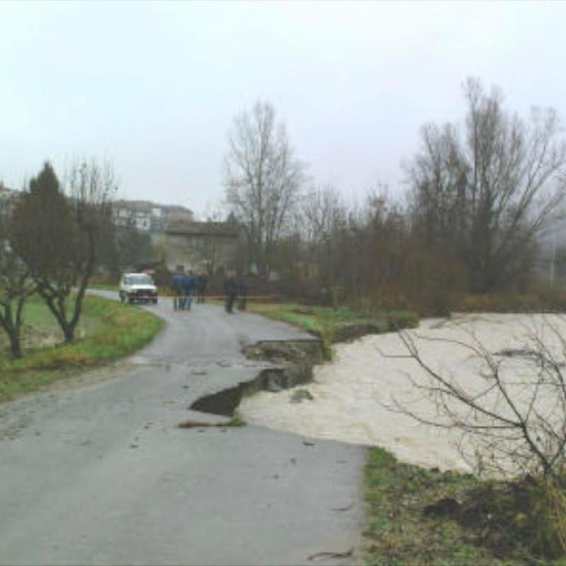 PCProvAL's tweet photo. Oggi ricordiamo l'#alluvione del 25 e 26 #Novembre2002. Le zone interessate furono quelle del #Casalese, #ValBorbera, #ValCurone, #ValleGrue, causando frane, smottamenti e il crollo parziale del ponte sul #fiumeScrivia su SP140 #ArquataScrivia - #VignoleBorbera https://t.co/2I2EegcDXp